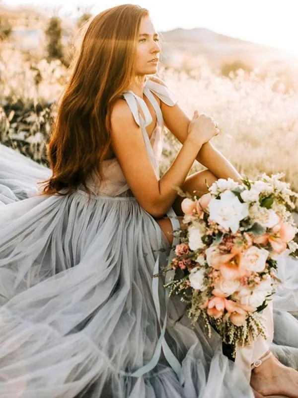 Light Grey V-Neck Sleeveless Wedding Dress Tulle Long Bridge Gowns With Train